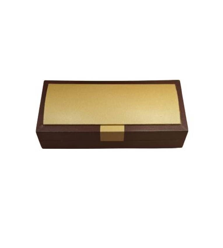 une boîte cadeau en bois et cuir